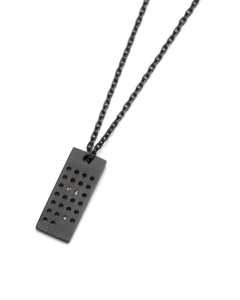 ▲ サイズは小ぶりで、ワイルドにしてシンプルなデザインとあって、ジャケットコーデにもラフなアメカジにもマッチ。ダイヤモンドの小ネタも含めて、色々と重宝しそうです。4万4000円／アイブイエックスエルシーディーエム×ダブルジェイケイ（ダブルジェイケイ）