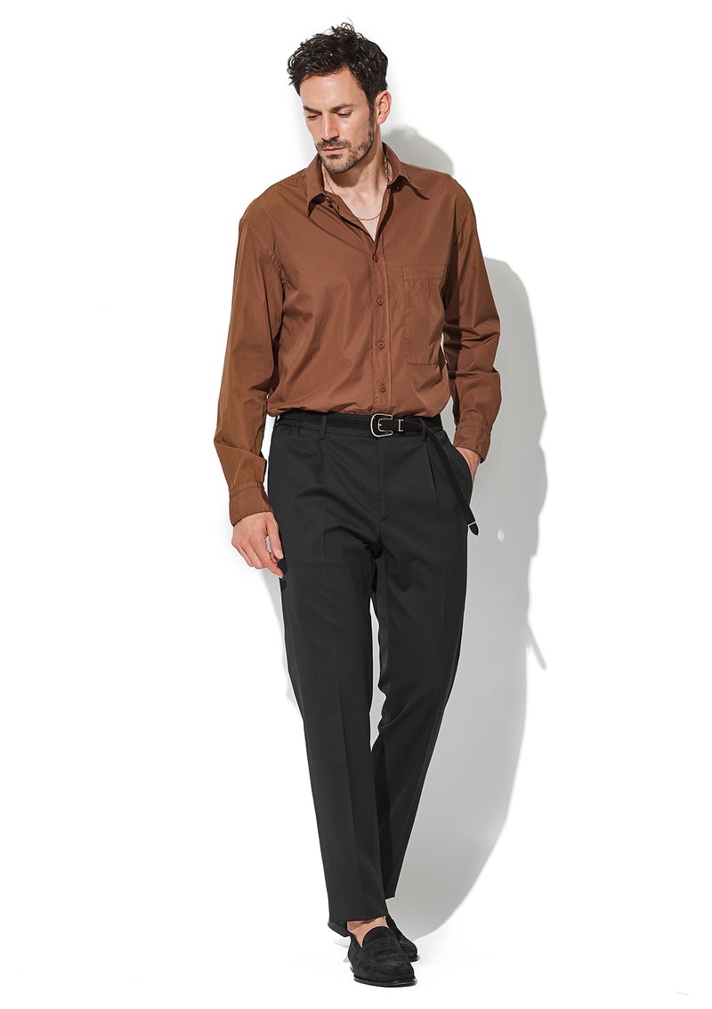ベルト3万3000円／アルベルト ルティ、シャツ3万7400円／コストメイン、パンツ4万2900円／タリアトーレ、靴7万1500円／ヴェラスカ、ネックレス21万9450円／ジェントルマン（すべて買えるLEON）