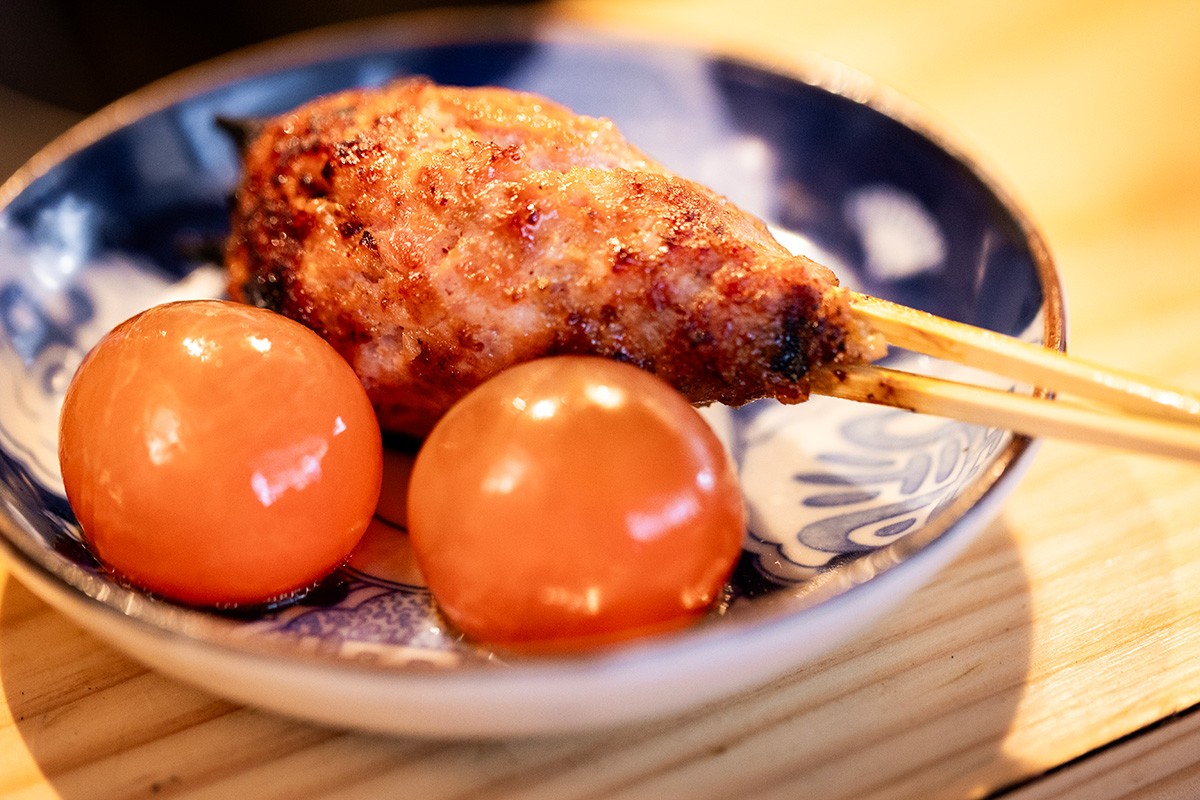 　「焼鳥やおや HANARE」キンカンの甘酸っぱさで美味しさが倍増する「つくね」（420円）。