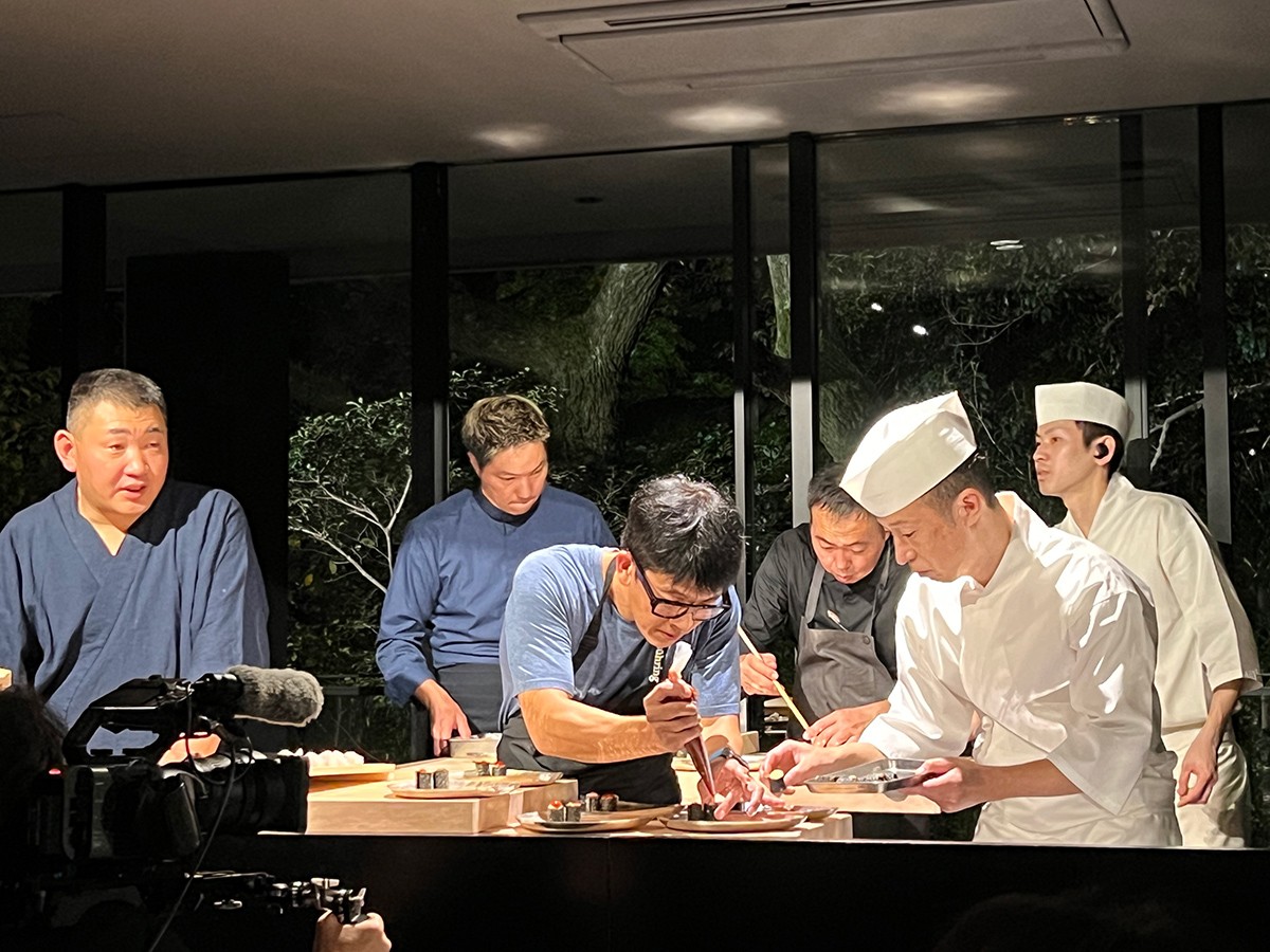 前列右から、志村剛生さん、井上靖彦さん、韓国人シェフのイム・ジョンシクさん、西健一さん、前田尚毅さん。ジョンシクさんはソウルとNYで店をかまえ、ミシュランの2つ星も長く維持し、モダン・コリアンの先駆者として知られています。