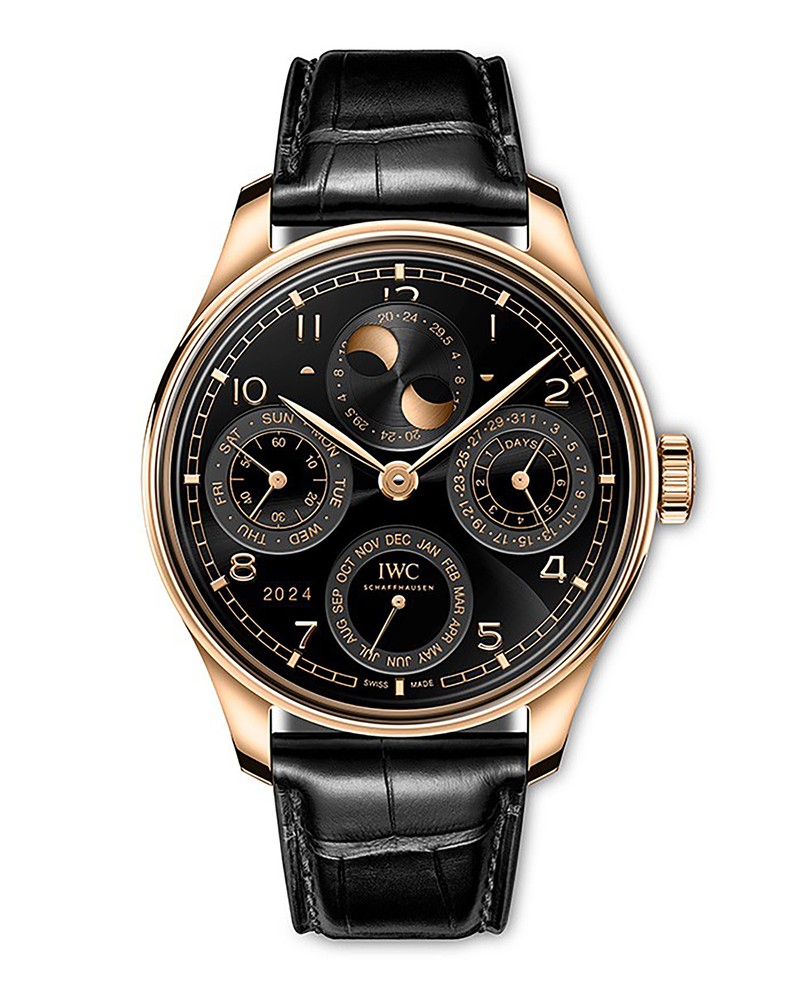 ポルトギーゼ・パーペチュアル・カレンダー 44」自動巻き、18 ct Armor Gold®︎ケース(44㎜)、サントーニ社製アリゲーターストラップ。5気圧防水693万円/IWC