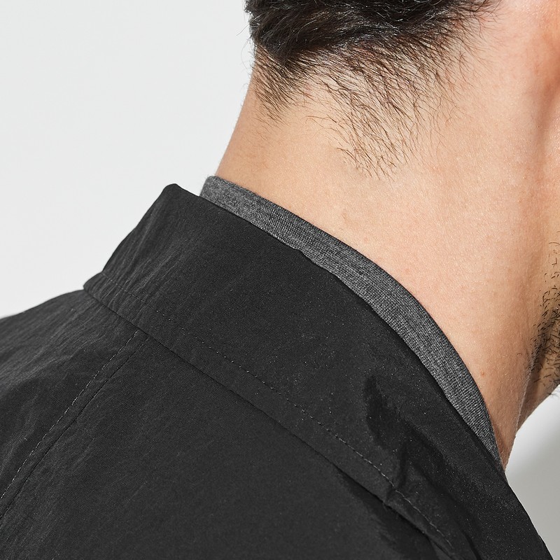 Tシャツ1万5400円／sn スーパーナチュラル、ジャケット9万7900円／タリアトーレ（ともに買えるLEON）