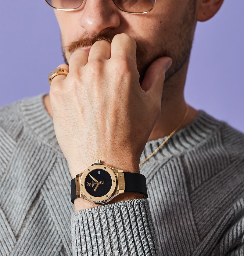 時計294万8000円/ウブロ(LVMHウォッチ・ジュエリー ジャパン ウブロ) リング42万6800円/すべてシンパシー オブ ソウル(S.O.S fp 恵比寿本店)