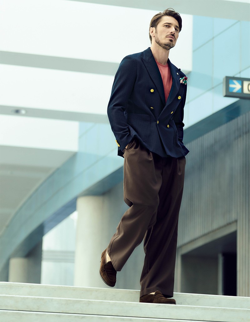 ▲ ジャケット11万1100円／マヌエル リッツ（ARIMOTO）、ニット4万4000円／ジョン スメドレー（リーミルズ エージェンシー）、パンツ4万2900円／ウィーウィル、バンダナ8800円／エピス パリ（エピス 青山）、靴26万5100円／ジョンロブ（ジョン ロブ ジャパン）