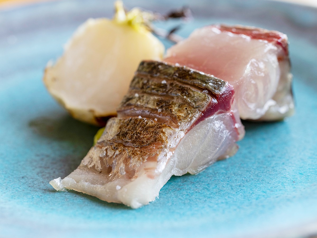 皮目を炙った肉厚な鯖を糖度の高いカブ。海と大地それぞれの凝縮した味わいが重なり合う。