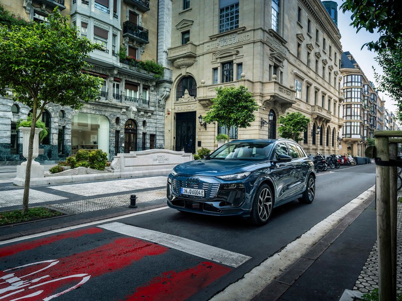 Audi Q6 e-tron SQ6 e-tron アウディ