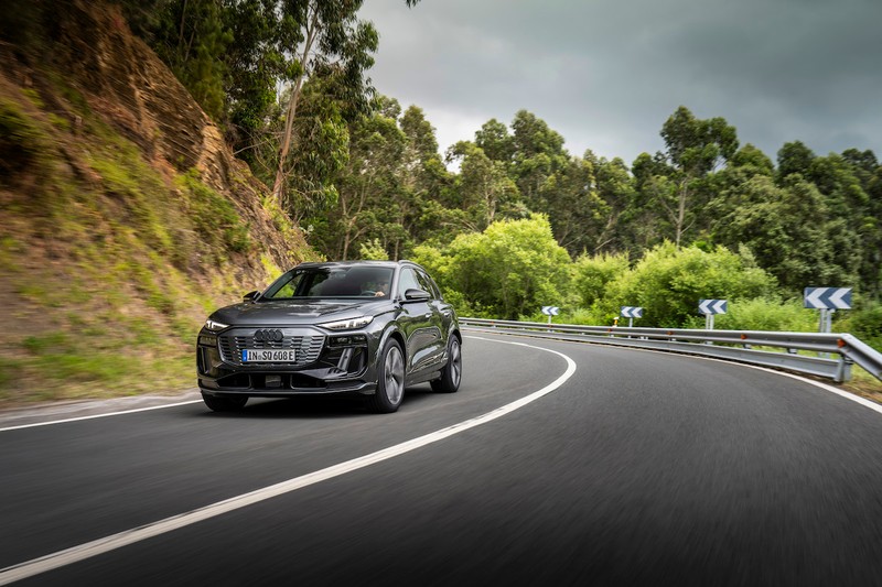 Audi Q6 e-tron SQ6 e-tron アウディ
