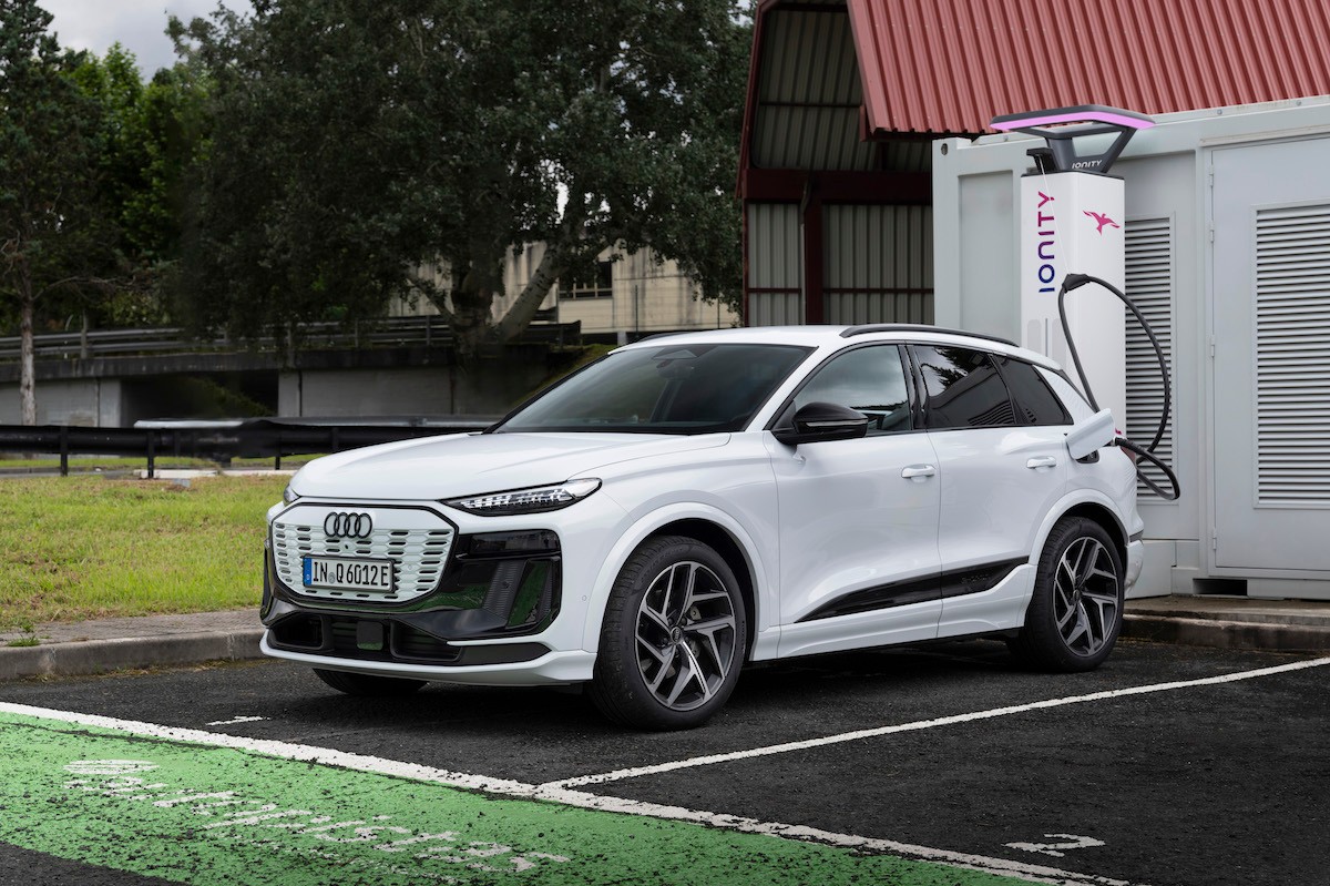 Audi Q6 e-tron  SQ6 e-tron アウディ