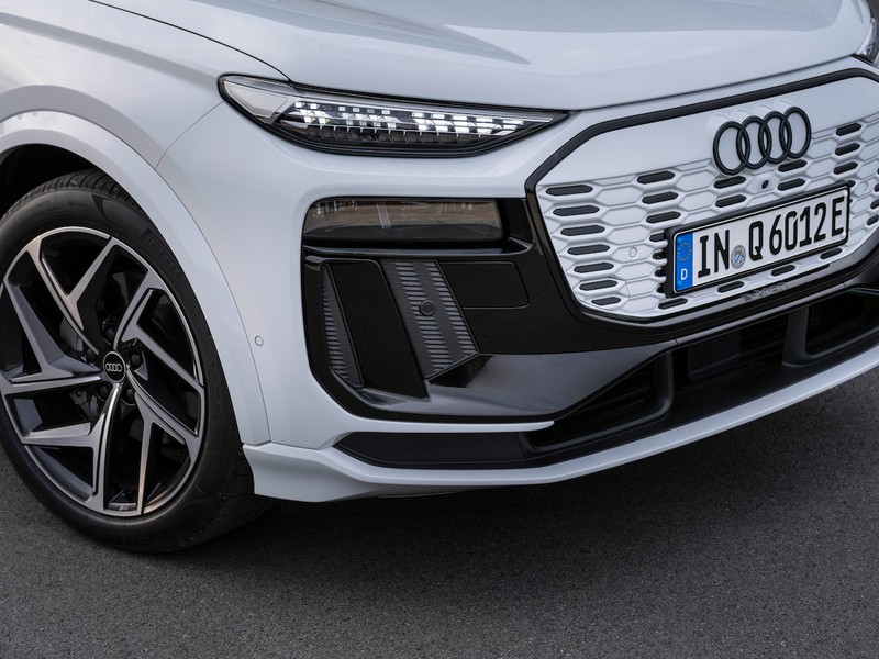 Audi Q6 e-tron SQ6 e-tron アウディ