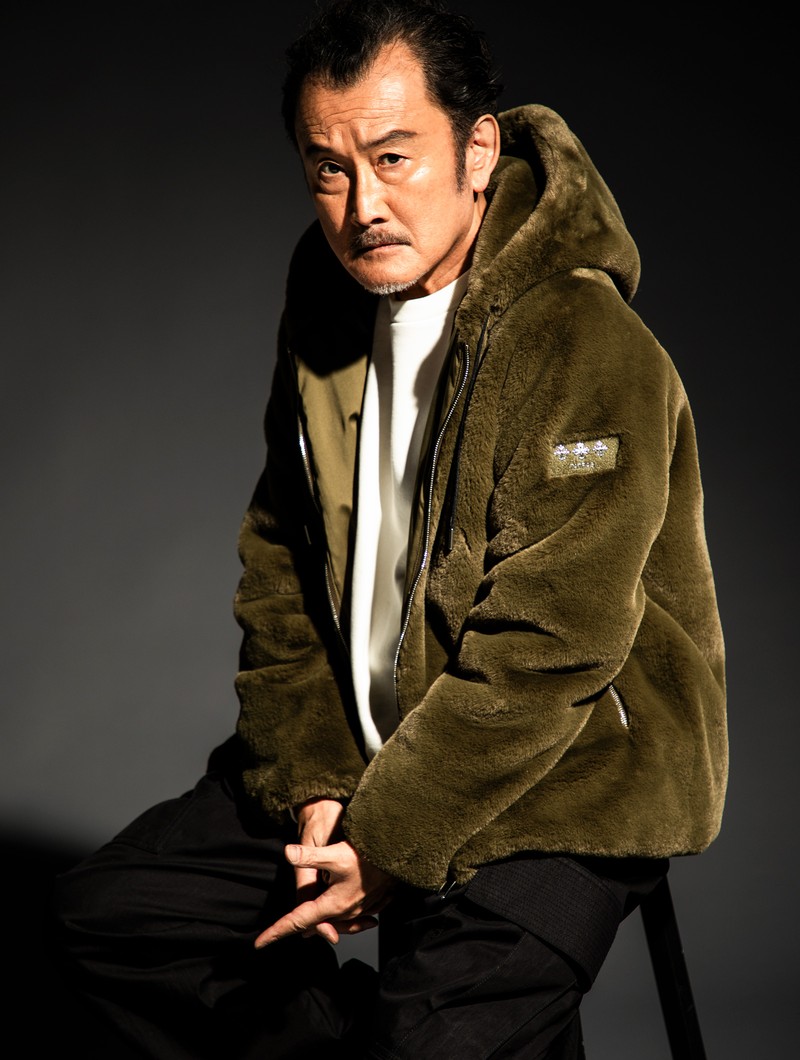 ▲ ブルゾン7万400円、スウェット3万3000円、パンツ8万8000円/すべてタトラス(タトラス コンセプトストア 日比谷店)、シューズ10万4500円/パラブーツ(パラブーツ 青山店)