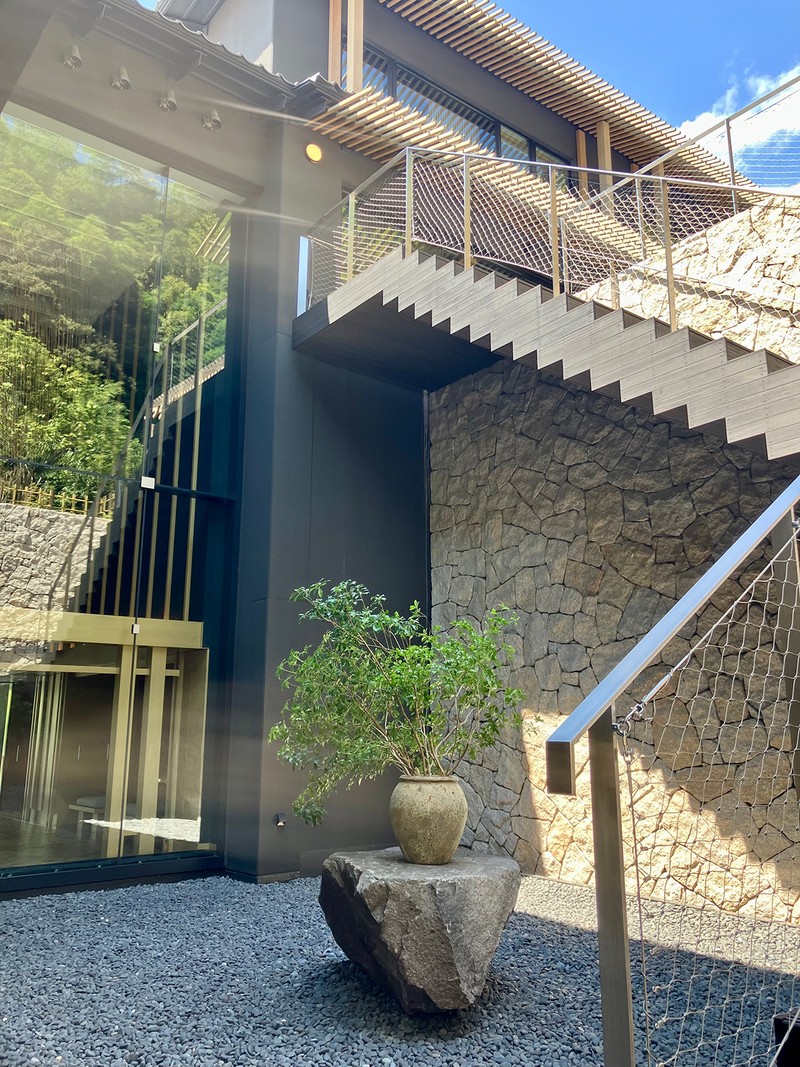 モダンな枯山水の坪庭には、季節感を取り入れたアレンジメントが。ちなみに敷地内の高低差は実に12m!