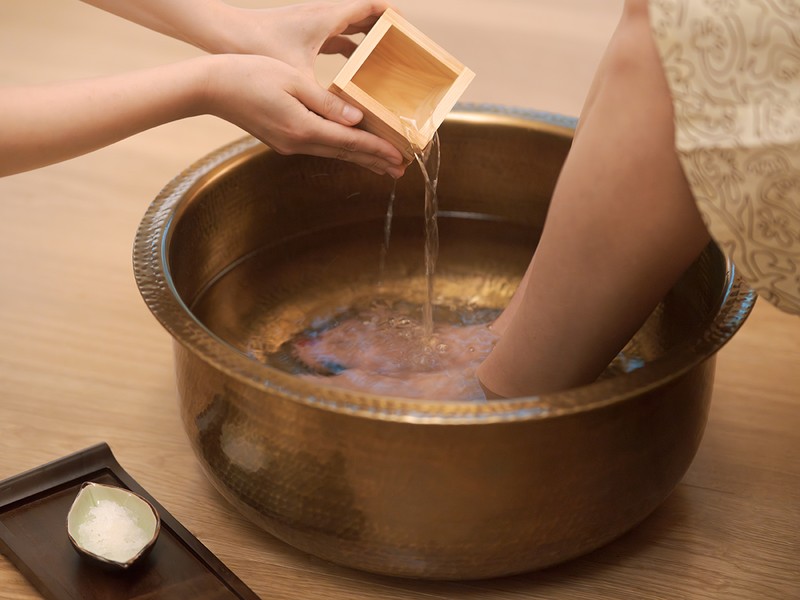 「温泉インダルジェンス」は2時間5万円。フルボディマッサージはタイ古式スタイルの「タイエッセンス」など5種類あり、単独でも受けることができる(1時間3万5000円〜)。