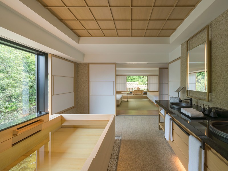 74㎡と最も広い「バンヤン ONSEN リトリート」。浴槽も大きめで、二人で浸かるには十分なサイズ。庭園を見下ろしながら、気分は温泉旅館!?