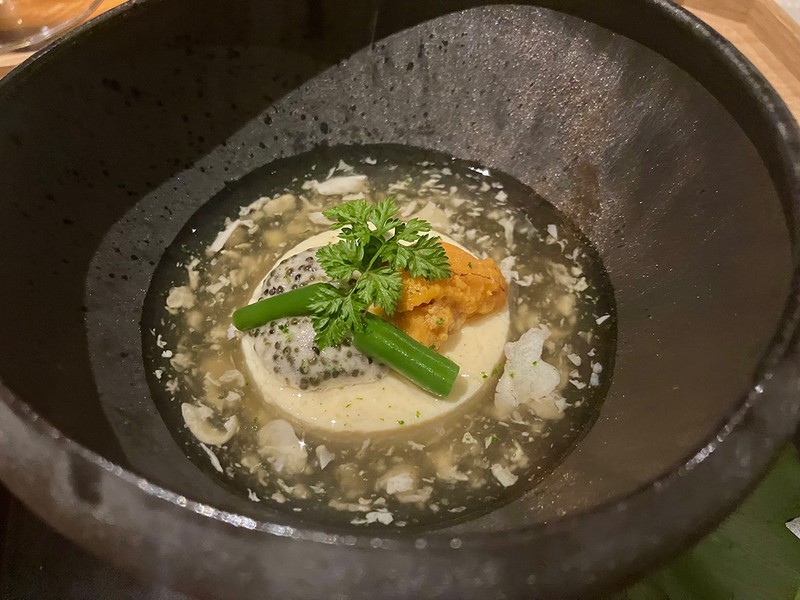秋のコースより、先付の夜長豆腐。卵豆腐を満月に、霞餡を雲にそれぞれ見立てた、季節感たっぷりの一皿。