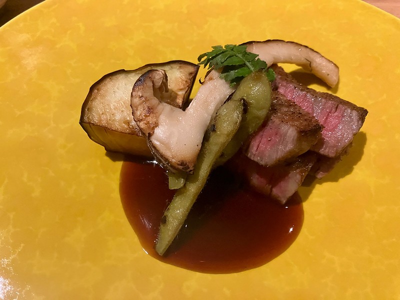 とはいえ肉派なおオヤジさんもご安心を。こちらは黒毛和牛を備長炭で焼き上げた一品。付け合わせには秋の味覚の代表、松茸と京都府産の秋茄子など。