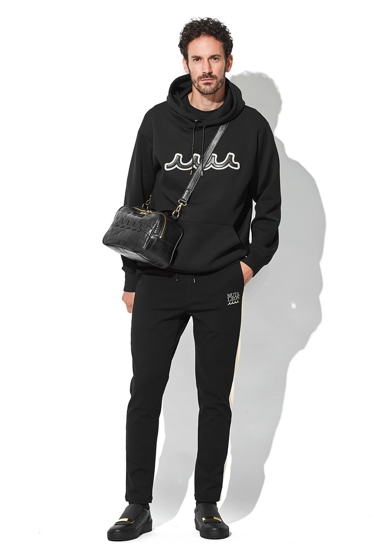 パーカ4万1800円、パンツ3万9600円、バッグ38万5000円（10／25発売）／すべてムータ・マリン×LEON（買えるLEON）