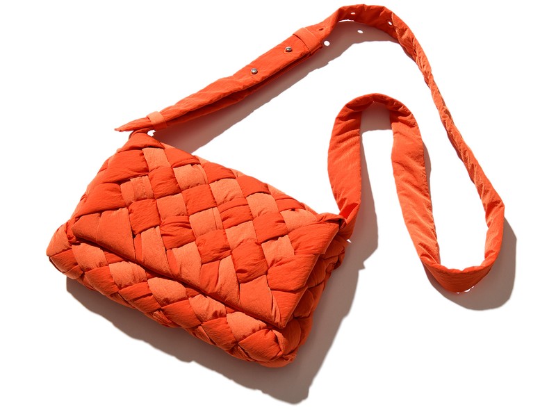 ▲ バッグ[W21×H14×D5cm] 33万5500円／ボッテガ・ヴェネタ（ボッテガ・ヴェネタ ジャパン）