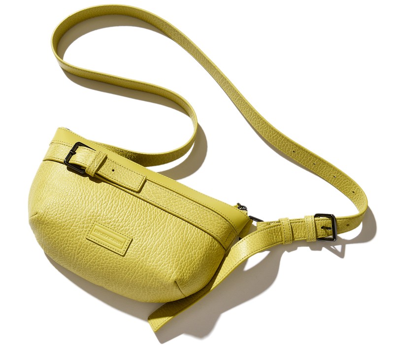 ▲ バッグ[W26.5×H14×D5.5cm] 5万3900円／エンポリオ アルマーニ（ジョルジオ アルマーニ ジャパン）