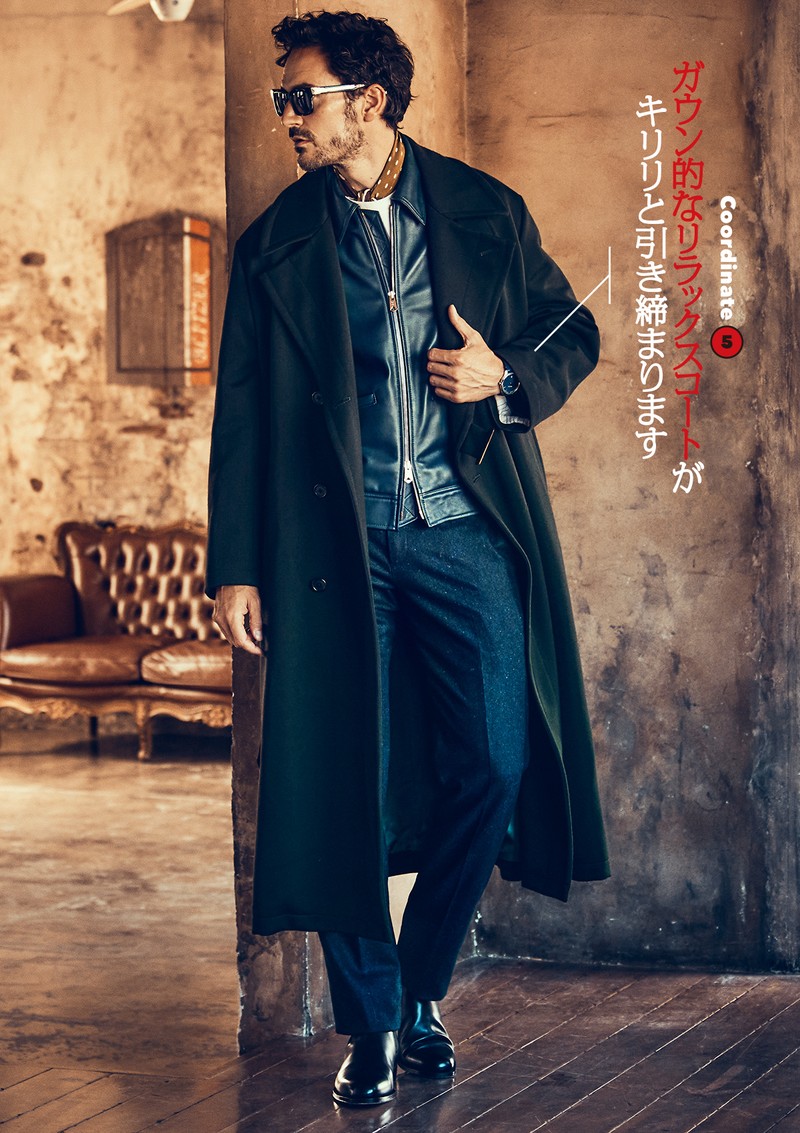 コート15万4000円、Tシャツ1万5400円、パンツ3万7400円/すべてポール・スミス(ポール・スミス リミテッド)、サングラス10万4500円/マツダ(マツダアイウエアジャパン)、スカーフ3万3000円/アット ヴァンヌッチ(レガーレ)、時計80万3000円/ゼニス、靴14万5000円/フラテッリ ジャコメッティ(ウィリー)