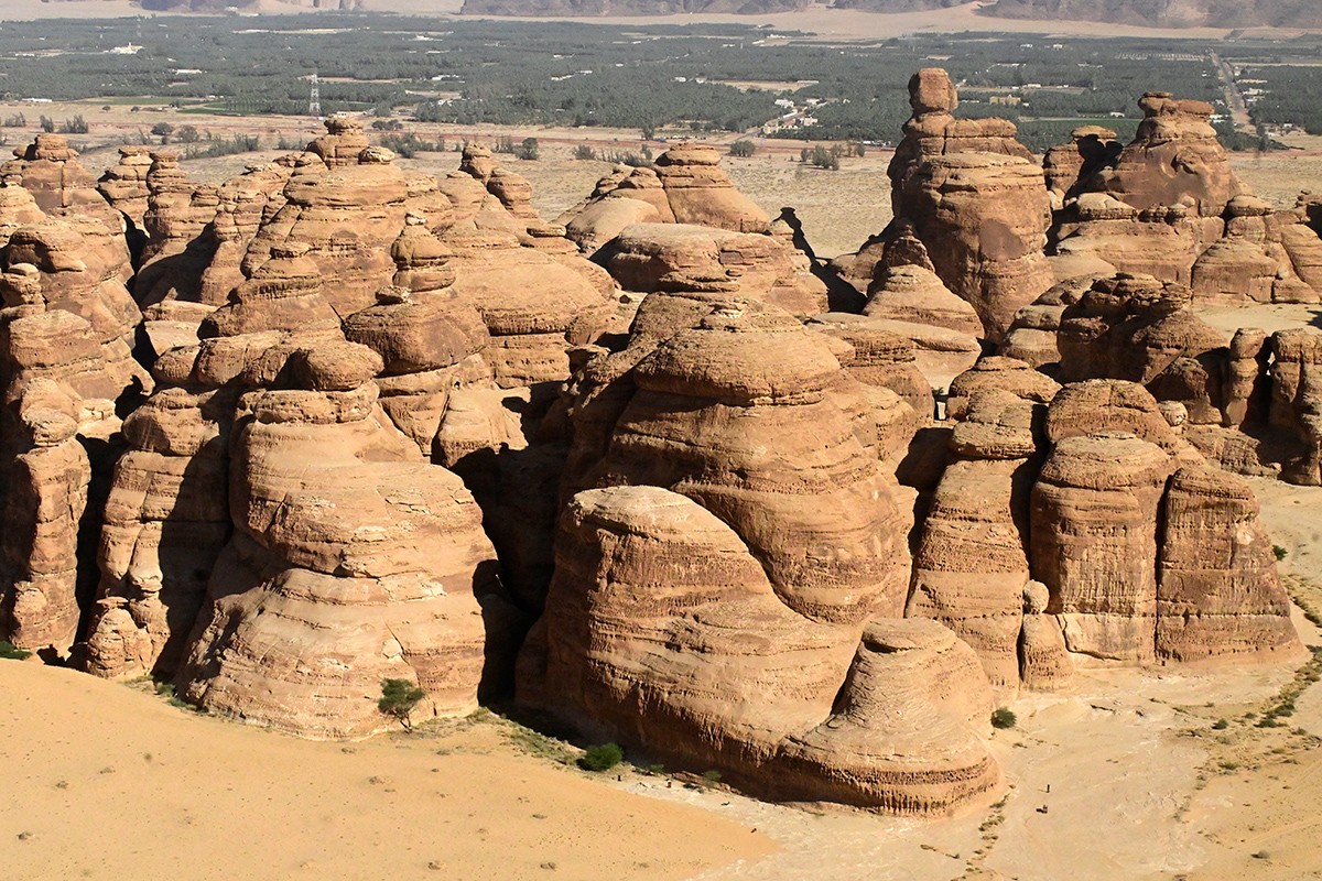 こんなキノコのような地形も。地球が作り上げたアートを見下ろす気分。