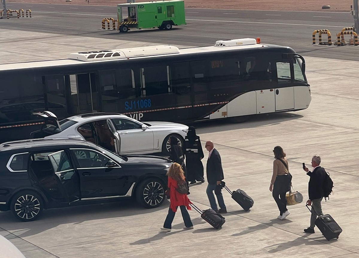 アルウラ空港内にて。こんなところまで送迎車が⁉