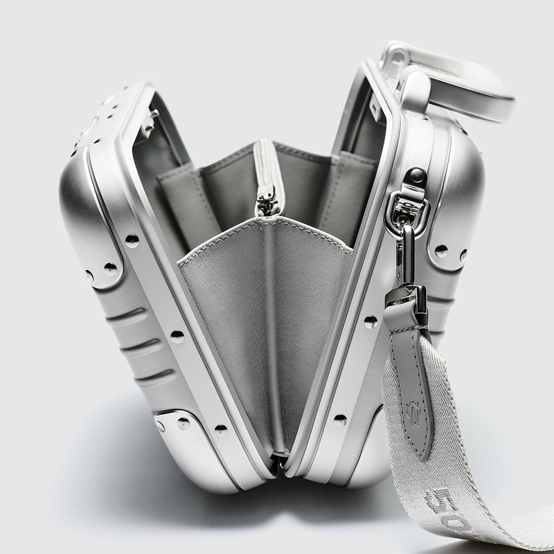 バッグ33万3300円/リモワ(リモワ クライアントサービス)