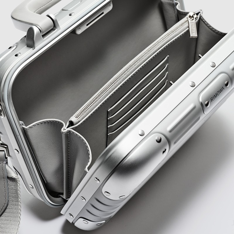 バッグ33万3300円/リモワ(リモワ クライアントサービス)