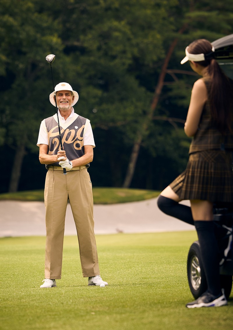パンツ1万2650円/アンバインド(エーチームデザイン)、ベスト4万2900円/シーピージーゴルフ(CPG GOLF)、ポロシャツ1万890円、ハット4730円/ともにアディダス ゴルフ(アディダス ゴルフお客様窓口)、