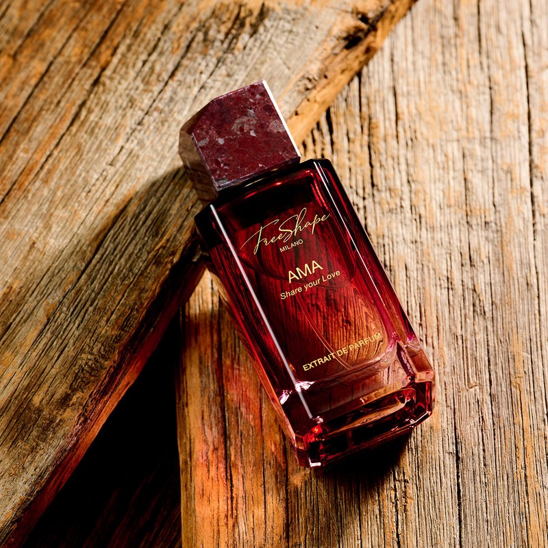 「フリーシェイプ ミラノ エキストレド パルファム AMA」10ml 8800円、100ml 3万6300円/アイネックス