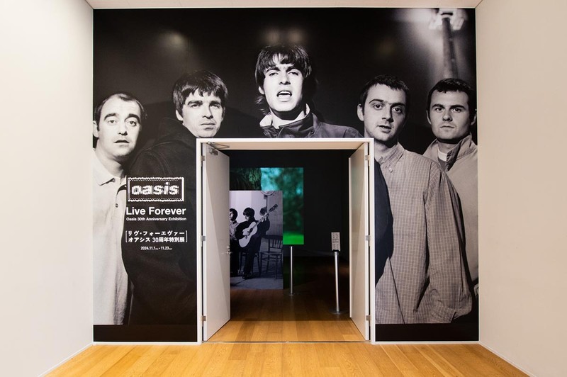 11月1〜23日に「リヴ・フォーエヴァー:Oasis 30周年特別展」が六本木ミュージアムにて開催