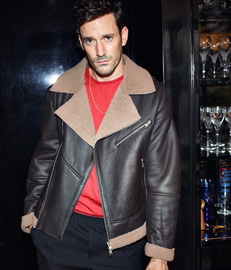 ブルゾン27万5000円/ディーフォー、ニット3万8500円/リヴォラ、パンツ3万5200円/バラード、ネックレス67万3200円、ブレスレット39万9300円/ともにヒロタカ(すべて買えるLEON)