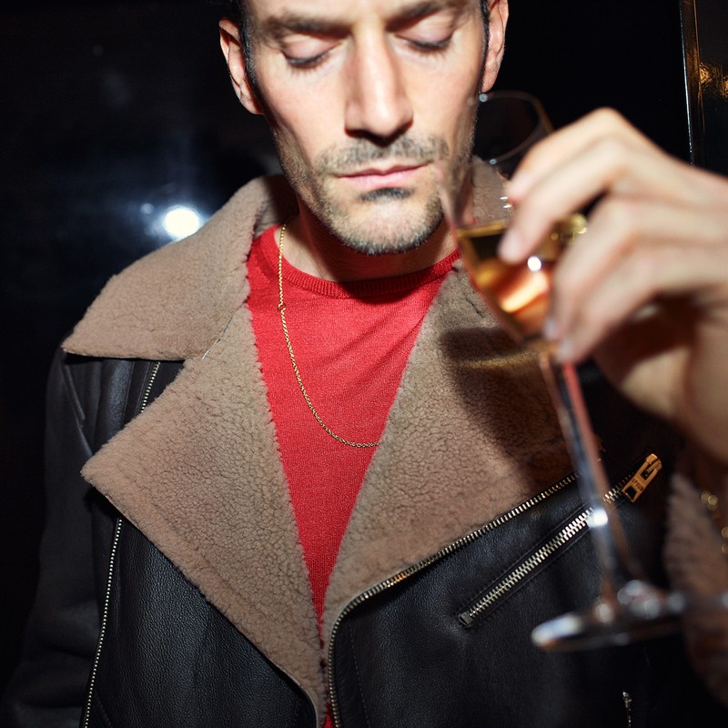 ブルゾン27万5000円/ディーフォー、ニット3万8500円/リヴォラ、ネックレス67万3200円/ヒロタカ(すべて買えるLEON)