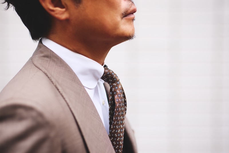 ドレススタイルのシャツは、清潔感あるホワイト無地が石井編集長の基本。ただし、タブカラーの小襟かつラウンドカラーというのが洒落ています。キリリと引き締まった首元にそそり立つタイが、男らしさをアピール!