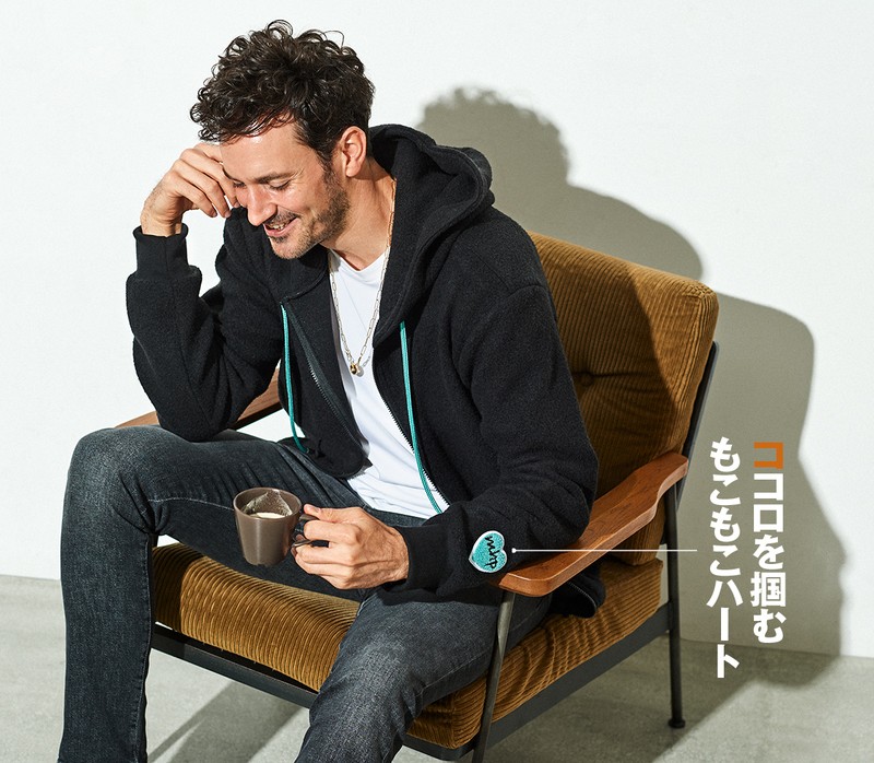 パーカ4万2900円/メゾンオノレパリ、カットソー1万5400円/エムバイ、デニム5万1700円/ピーティー トリノ デニム、ネックレスチェーン89万1000円、チャーム50万8200円/ともにヒロタカ(すべて買えるLEON)