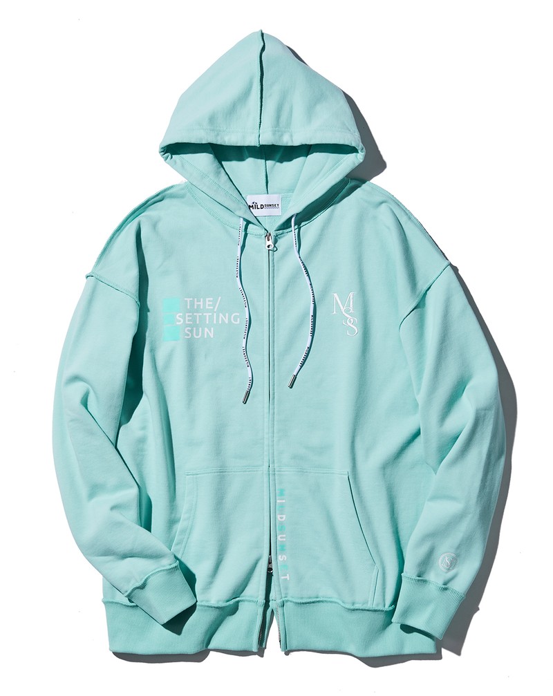 パーカ3万6300円/マイルドサンセット(買えるLEON)