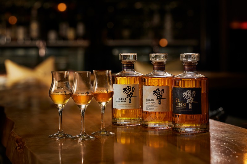 「響 サントリーウイスキー 100 周年記念 Anniversary Blend 」を含む 希少価値の高い 3 種の響を贅沢に飲み比べできるテイスティングセットは各15ml×3杯で1万5000円(税・サ込)。「THE GARDEN BAR」始め、イノベーティブ京都フレンチ「都季 TOKI」 イタリア料理「FORNI(フォルニ)」で展開。