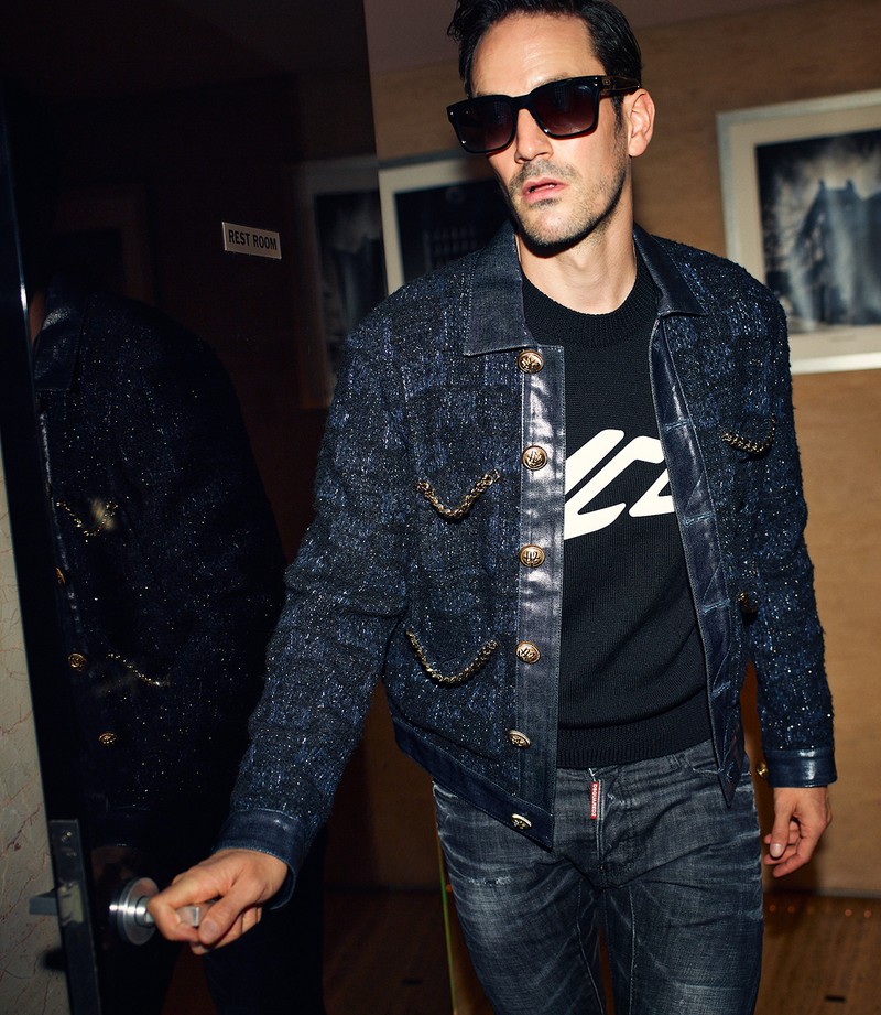 ジャケット33万4400円、ニット12万3200円、デニム12万5400円/すべてディースクエアード、サングラス4万1800円/ロッツァ(すべて買えるLEON)