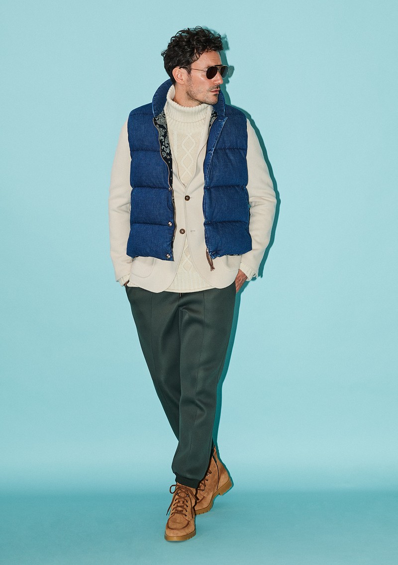 ジャケット12万6500円/パオローニ、ダウンベスト6万5780円/レミレリーフ、ニット3万7400円/ダブルジェイケイ、パンツ13万2000円/タエ アシダ、ブーツ19万5800円/サントーニ、サングラス5万3900円/アイヴァン(すべて買えるLEON)