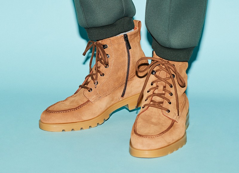 ブーツ19万5800円/サントーニ、パンツ13万2000円/タエ アシダ(ともに買えるLEON)