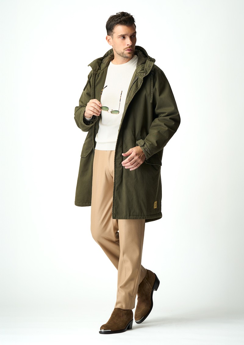 ブーツ16万9400円/ジミー チュウ、コート18万7000円/アスペジ、ニット3万4100円/フィリッポ デ ローレンティス(ともにトヨダトレーディング プレスルーム)、パンツ5万5000円/ジョン スメドレー(リーミルズ エージェンシー)、サングラス4万3780円/レイバン(ルックスオティカジャパン カスタマーサービス)