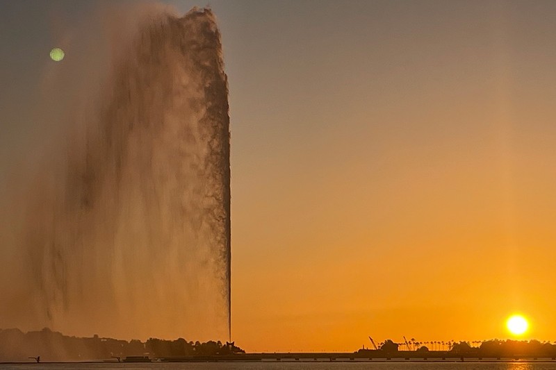 夕方のひと時を盛り上げる、迫力のファハド王の噴水。
