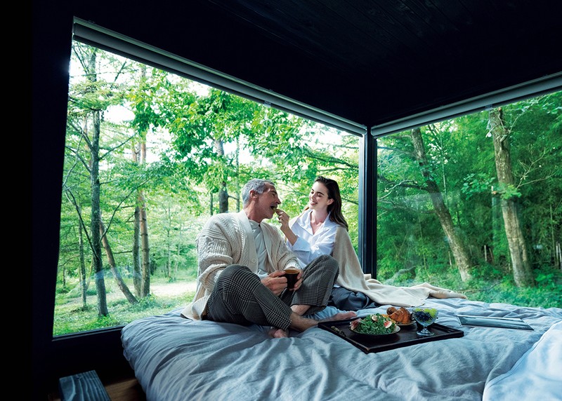 ▲ 男性●カーディガン7万5900円/マッキントッシュ クラフテッド バイ バトナー、パンツ7万5900円/マッキントッシュ(ともにマッキントッシュ ギンザシックス店)、Tシャツ7万1500円/アニオナ(ウールン商会) 女性● ブランケット16万5000円/ヘリル(にしのや)、シャツ14万8500円、パンツ22万円/ともにファビアナフィリッピ(アオイ)