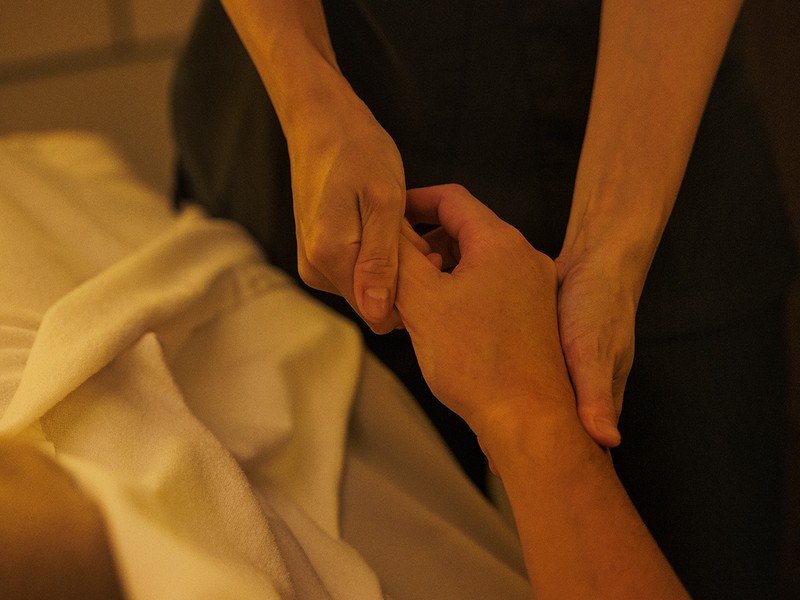 石膏が固まるまでの間には、美容液を贅沢に使ってハンドやフットマッサージを。溜まったリンパをすっきり流してくれます。これがまたたまらない気持ちよさで、もう意識は吹っ飛んでしまうこと間違いなしです。