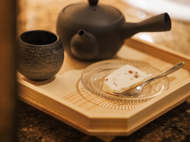 施術後はオリジナルデザートとお茶のサービスも。季節によって変わりますが、今回はヨーグルトにリコッタチーズと生クリームを混ぜた「カッサータ」。甘すぎずさっぱりとしているので、甘いものが苦手な男性にもオススメ。