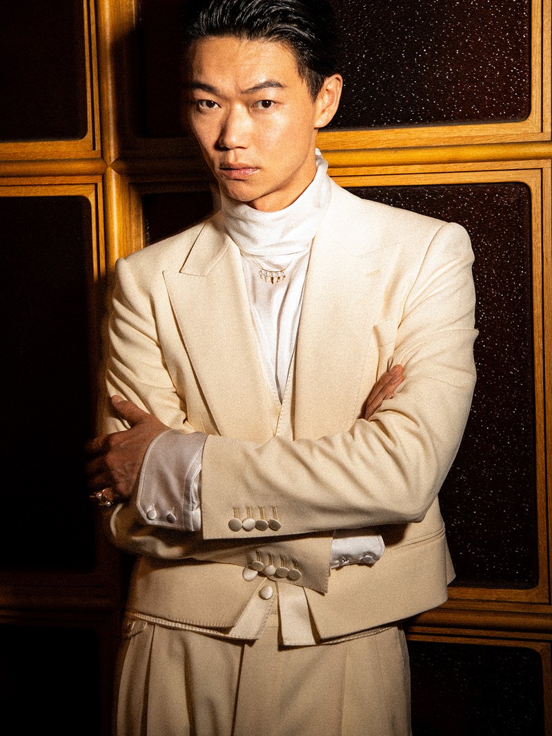 笠松 将 ジャケット59万4000円、トップス31万200円、パンツ152万900円/すべてドルチェ&ガッバーナ(ドルチェ&ガッバーナ ジャパン)、ネックレス60万7200円、リング41万8000円/すべてタサキ