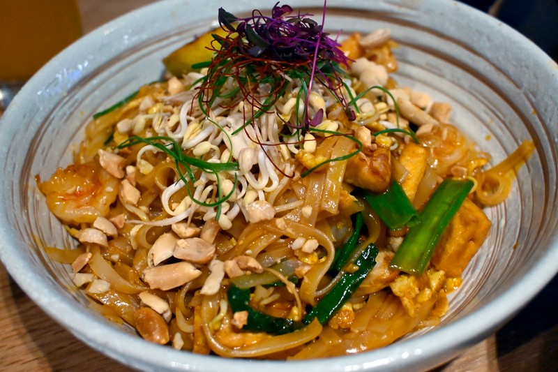 パッタイやチキンかつ丼など、アジア人にとって親しみやすいメニュー。