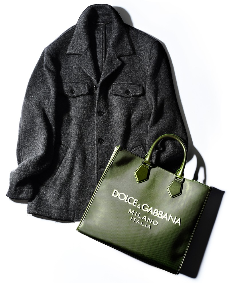 ▲ ブルゾン35万2000円、バッグ［W41×H37×D15㎝］30万2500円／ともにドルチェ＆ガッバーナ（ドルチェ＆ガッバーナ ジャパン）