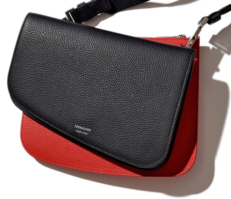 ▲ バッグ[W22×H15×D1cm] 19万8000円／フェラガモ（フェラガモ･ジャパン）