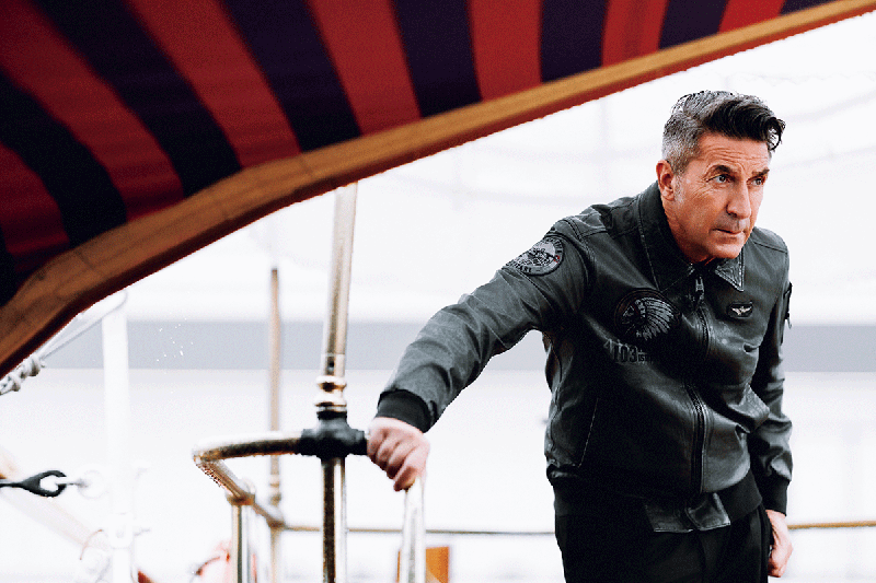 未来から来たかのような、圧倒的な存在感を放つカーボントランクケース。軽量でありながら驚異的な強度を誇り、旅の相棒としてどんなシーンでも安心、軽快にサポートしてくれますヨ!高級感溢れる洗練されたミニマムなデザインも◎。