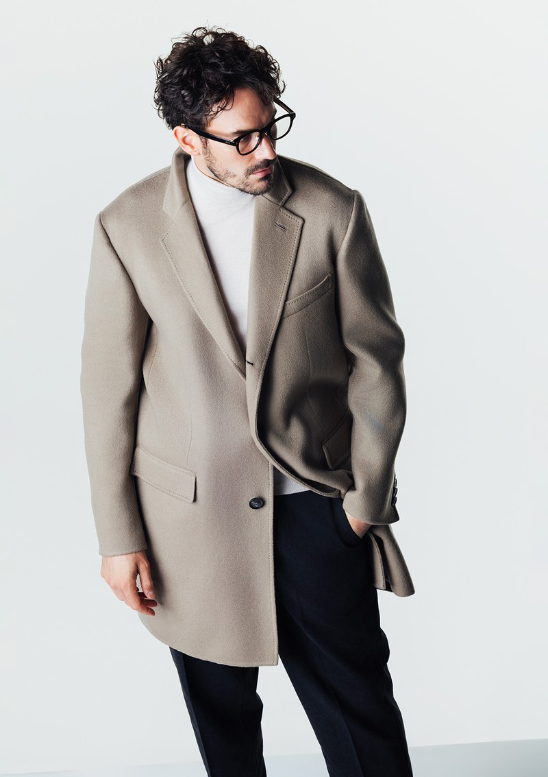 コート69万8500円、ニット20万2400円／ともにブリオーニ、パンツ5万5000円／コロニー クロージング、サングラス3万9600円／ダブルジェイケイ×ロッツァ（すべて買えるLEON）